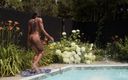 Trans Angels: Transangels - 비키니를 입고 수영장에서 휴식을 취하는 Leilani Li는 매력적인 풀 소년에게 따먹히네