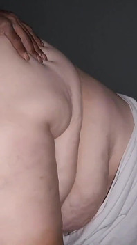 Une BBW blanche sexy se fait baiser par une grosse bite noire en levrette sur le canapé et se fait baiser par un gros cul, interracial