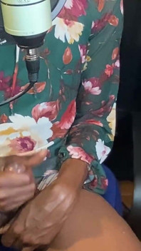 Grande pau transgênero pulando antes de ela gozar