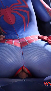 スーパーヒーローに殴られたスパイダーガール。ルラ