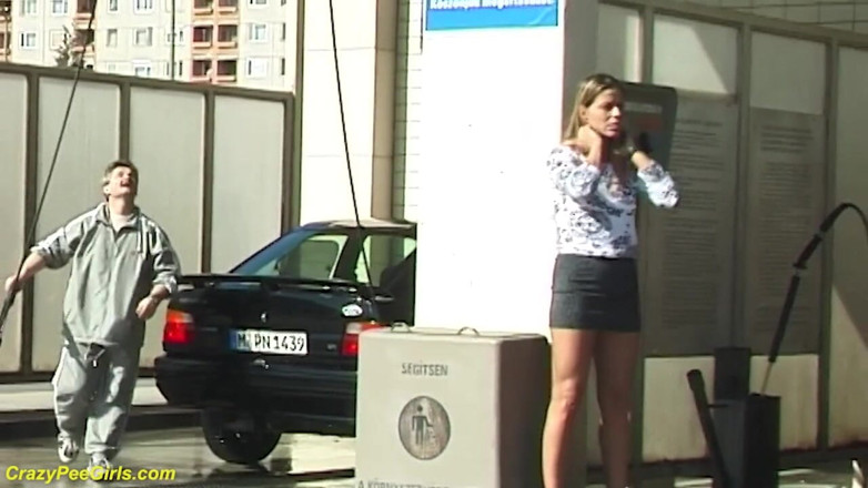 Crazy pee girls: Venkovní chcaní v mycí myce aut