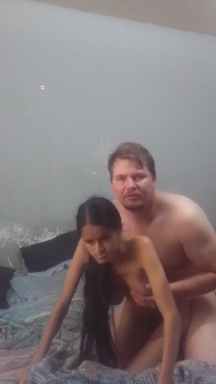 hothouse18xxx: डैडी चूत चाट रहे हैं और खूबसूरत छोटी सौतेली बेटी को जुनून के साथ चोद रहे हैं
