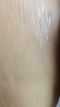Gagică sexy se bucură de sex în baie goală făcând baie cu ei ceas bărbați