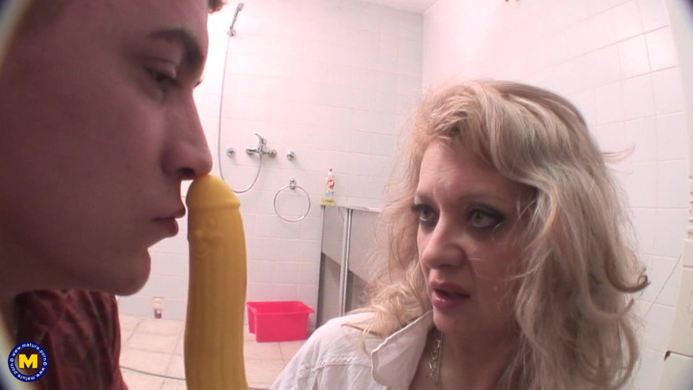 Mature NL: Nadržená zralá máma Vera Sternova je ošukaná v prádelně