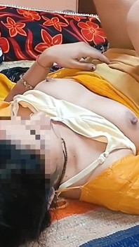 Chefe do escritório do marido coloca seu pau gordo na minha buceta apertada