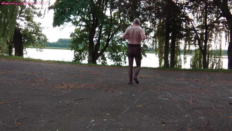 Carmen_Nylonjunge: Draußen in schwarzen strumpfhosen