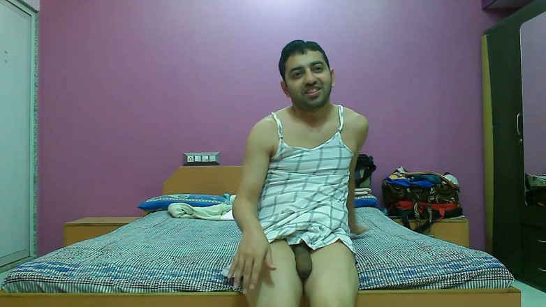 Cute & Nude Crossdresser: Travestit efeminat sexy Femboy Sweet Lollipop într-o noapte scurtă.