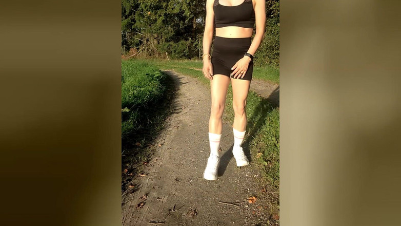 TV_Helena: Chạy bộ với một bàng quang đầy đủ! Tranny làm ướt tuyệt vời...