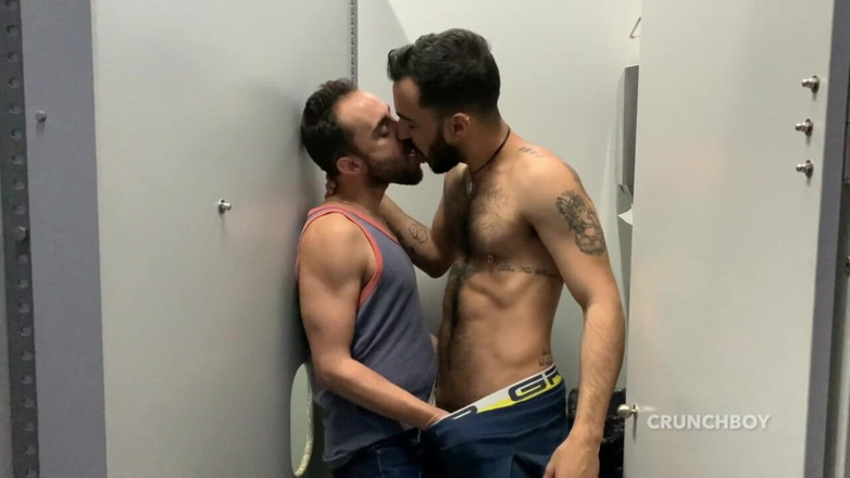 BAREBACK PARTY AT BOYBERRY CRUISING: Giovane latino scopato selvaggiamente da Douglas Smith
