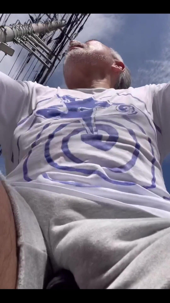 Japanese daddy: Ele só está andando de bicicleta com um moletom e...