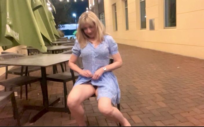 Paulina: Paulina stript uit en masturbeert buiten in het restaurant