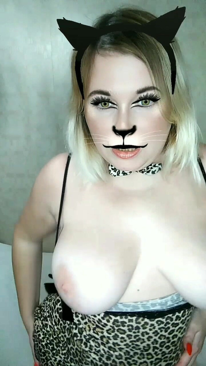 Whitekitten: 猫のコスチュームの巨乳を着たぽっちゃり熟女