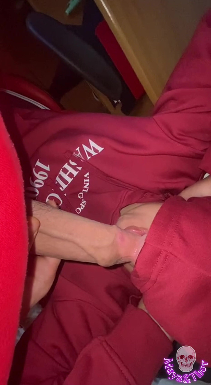 Mayay Thor X: Plachá dáma s kapucí si hraje a saje ptáka