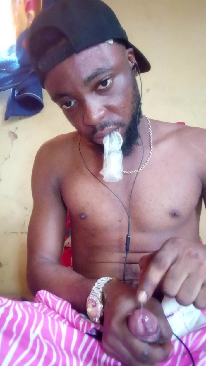 Bangwett: 一边观看色情片一边抚摸自己