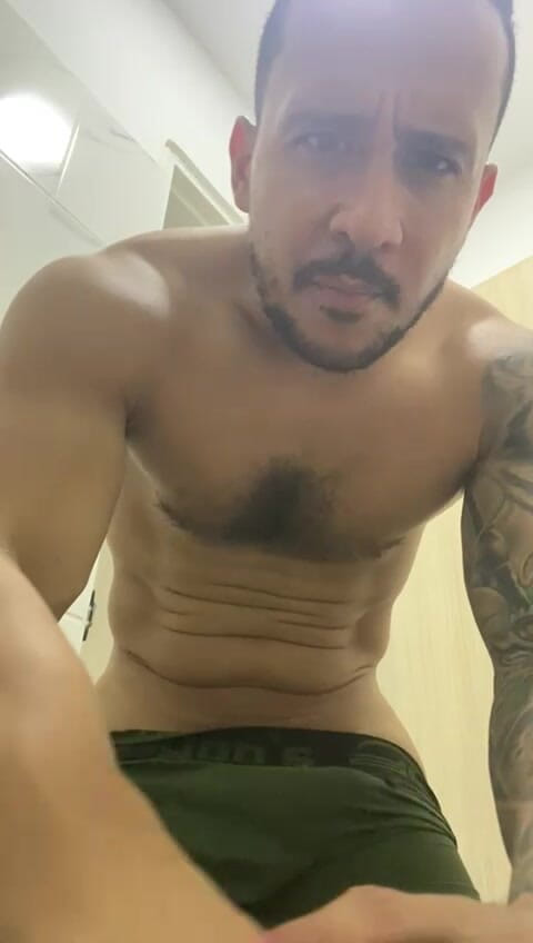 Christian_colombian: Músculos de um Latino Muito Excitado Parte 1