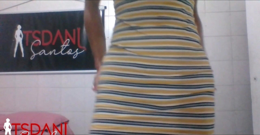 Tsdanisantos1: Daniela Santos, sexy et séduisante, danse puis a un orgasme.