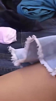 Mała cycata college Cutie Andi Pink pociera swoją cipkę podczas patrzenia na magazyn