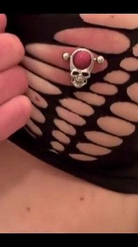 Robe de style fille gothique et piercings tétons sur mes gros seins