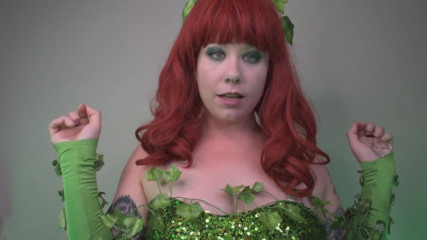 Deanna deadly: Ivy ha il pipistrello intrappolato!- pov stuzzicato, pompino e sega...