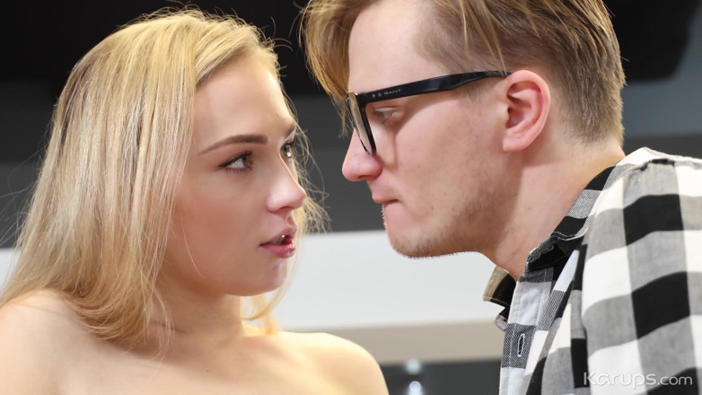 Karups Private Collection: Blondýna s dokonalým tělem studuje s velkým čůrákem jejího učitele