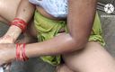 Anit studio: Индийская женщина принимает душ на улице 2