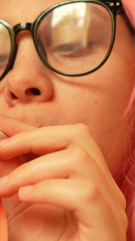 Sua madrasta está mascando chiclete e soprando bolhas, então ela fuma um cigarro, exalando fumaça enquanto ela mastiga e chupa