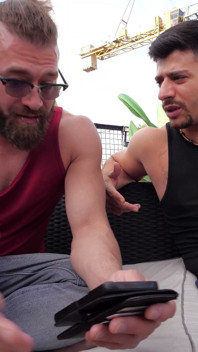Xander are parte de sex în trei cu Candy Alexa soția excitată a șefului său!