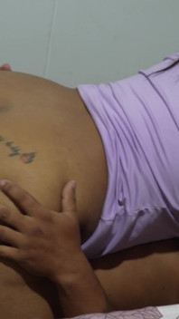 Morena caliente con curvas calientes se ve sexy montando la deliciosa polla de su hermanastro