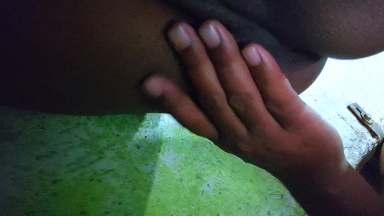 Premi pooja: La esposa de mi hermanastro mayor me vio masturbarme, estaba...