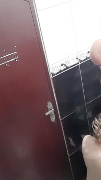 Invitato a filmare la lesbica Che succhia e scopa nel bagno del bar.