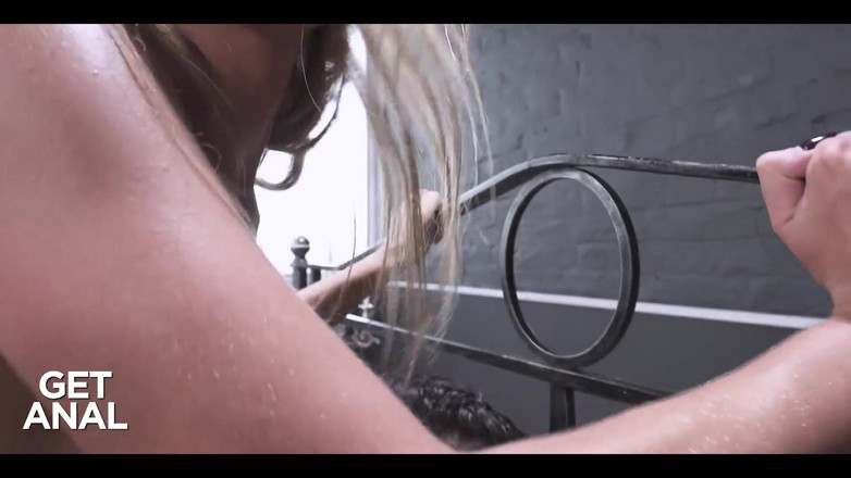 GetAnal: Verleidelijke blonde milf krijgt haar kontgaatje vernield door een dikke...