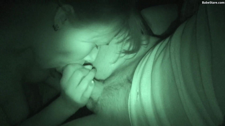 Babe Stare: Emily memberikan kepala yang luar biasa di malam hari