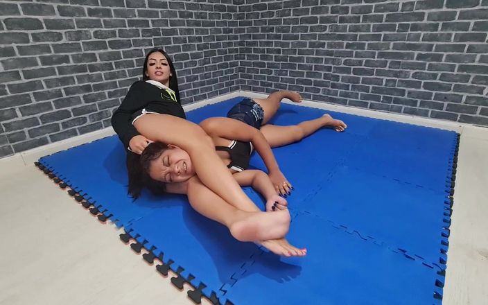 MF Video Brazil: Tesoura luta com pernas extremas por top Babe Alice