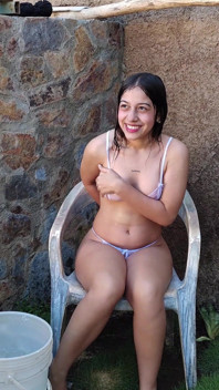 Jasmim usa roupa e fica molhada