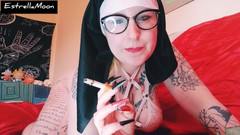 Estrella Steam: Tetovaná jeptiška pro tebe kouří cigaretu