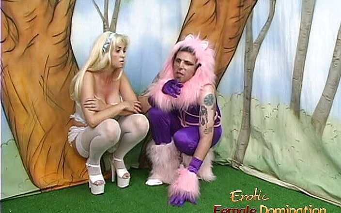 Erotic Female Domination: Kinky dekhengst in kostuum heeft ondeugend plezier met een blondine