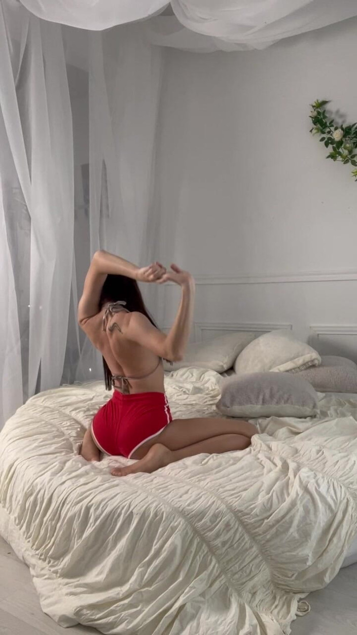 Skinny_lady69: Yoga - déesse - short rouge - fleible