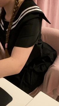 制服を着た女の子がポルノを見て自慰行為をする