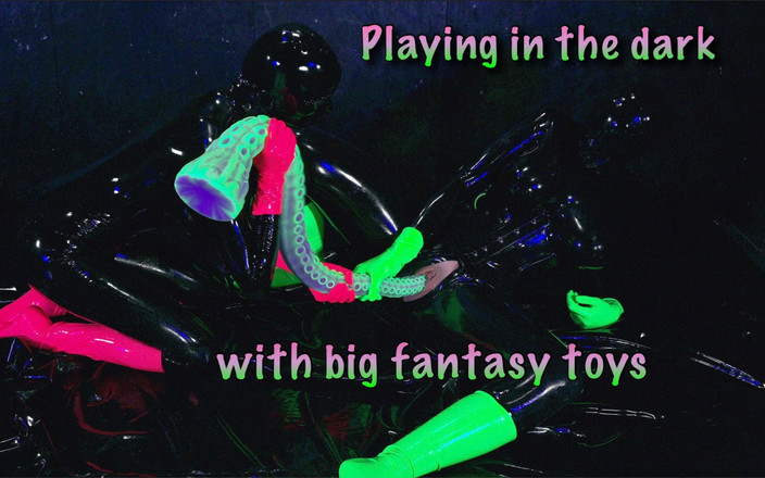 Miss_Fetilicious: Jouer dans le noir avec nos gros godemichés tentaculaires