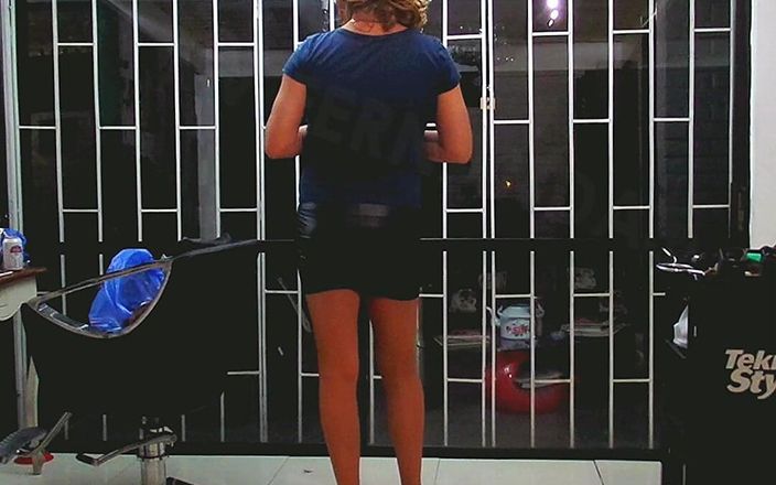 HectorChile1969: Crossdresser Fernanda Gomez en una peluquería