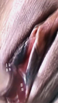Lil baby martella appassionatamente la figa con un dildo di vetro