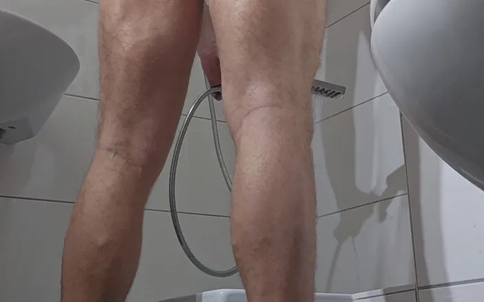 Chris_snoopy_91: Pissing, Showering and Masturbating on the Construction Site Part 2