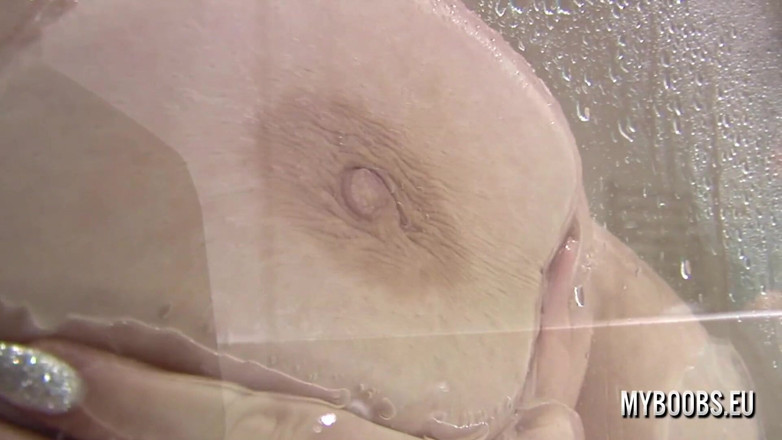 My Boobs: Maglietta bagnata e tette contro vetro di Alexsis Faye