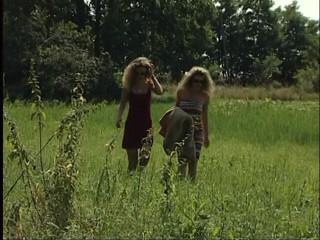 Naughty Girls: Amici carini che si divertono su un campo