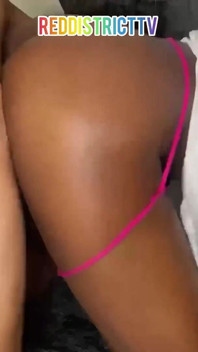 Pembersih hotel seksi mengongkek zakar saya sehingga saya meletup