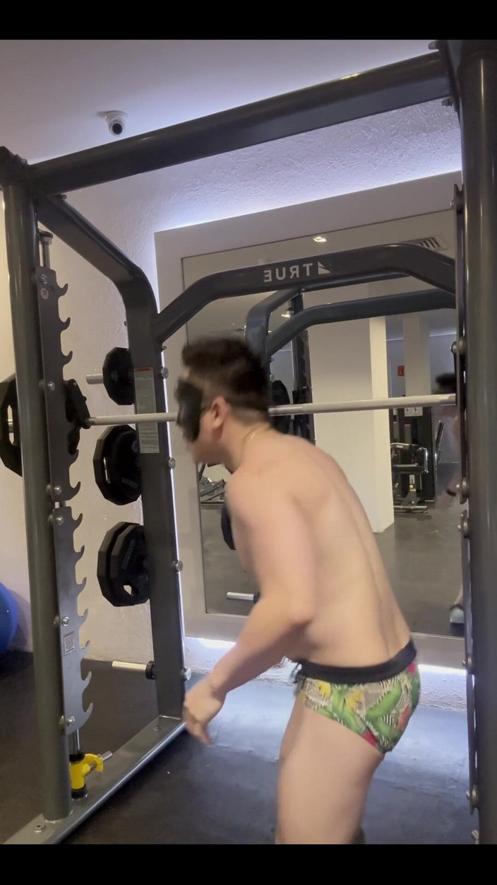 barenakedboy: Gehurkt in de sportschool