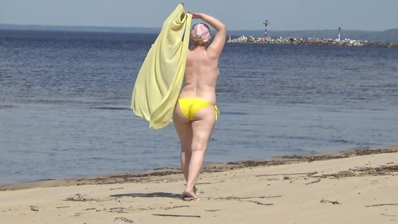 RedRoseRus: Šťavnatá žena chodí nahá na pláži
