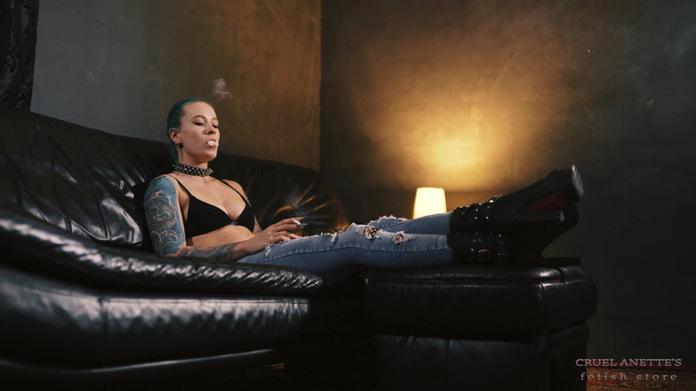 Cruel Anettes fetish world: Anette fume en jean et bottes 4k
