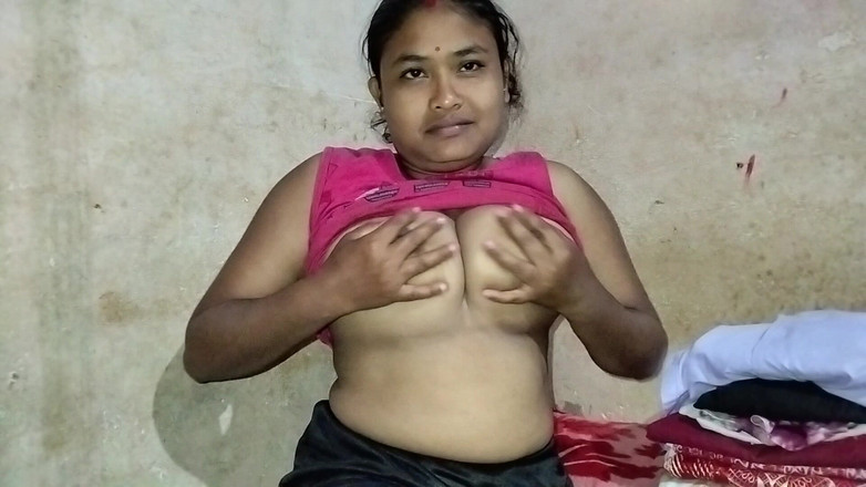 Mg3947731: Hintli tek başına mastürbasyon yapıyor