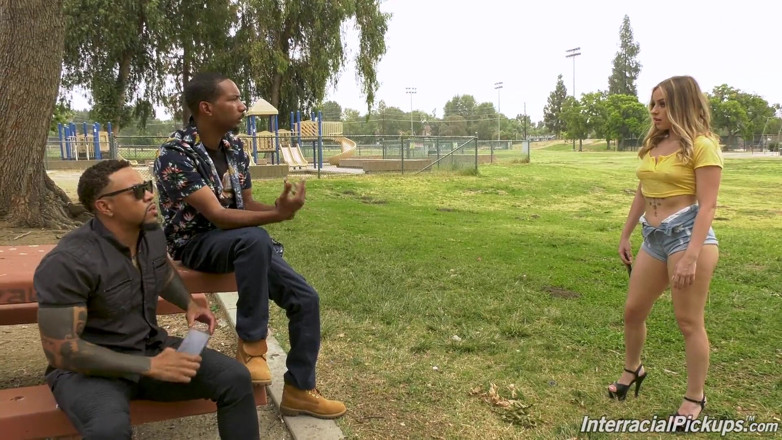Interracial Pickups: Anna Claire Clouds geneukt door 2 vreemden